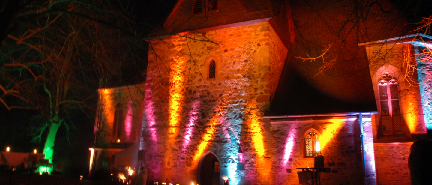 Kirche Kirchberg bunt angestrahlt