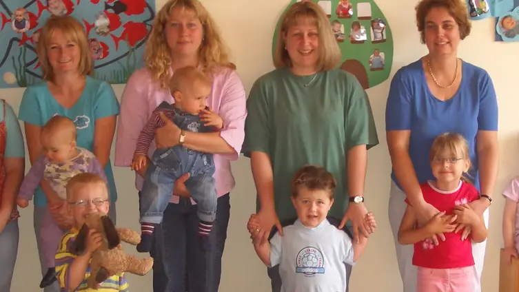 Familien der Spiel- und Krabbelgruppen nach Neurenovierung des Krabbelgruppenraumes