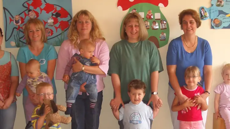 Familien der Spiel- und Krabbelgruppen nach Neurenovierung des Krabbelgruppenraumes