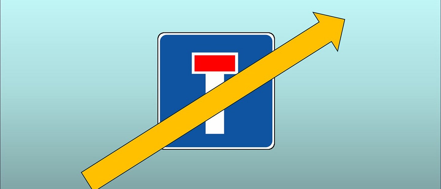 Ein goldener Pfeil liegt über einem Sackgassenschild