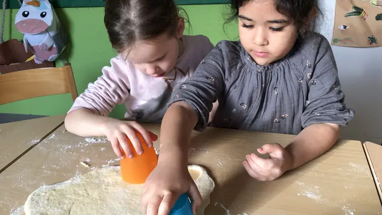 Die Fotos zeigen den 1. Backtag in der KiTa!