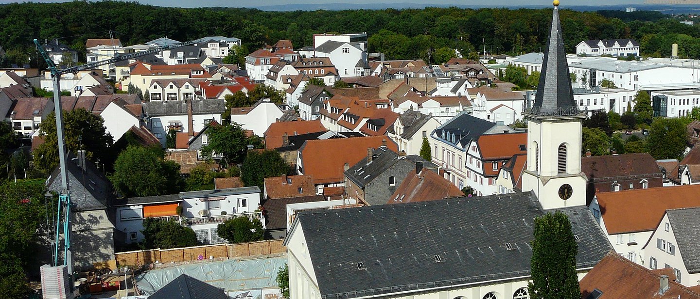 Blick auf Friedrichsdorf und die Hugenottenkirche vom Dach eines Hochhauses aus.