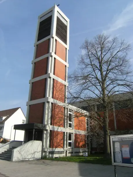 Kirchturm der Friedenskirche Harheim