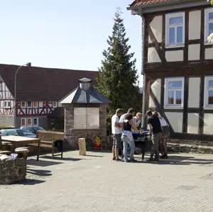 Hof mit Menschen und Sitzgelegenheiten