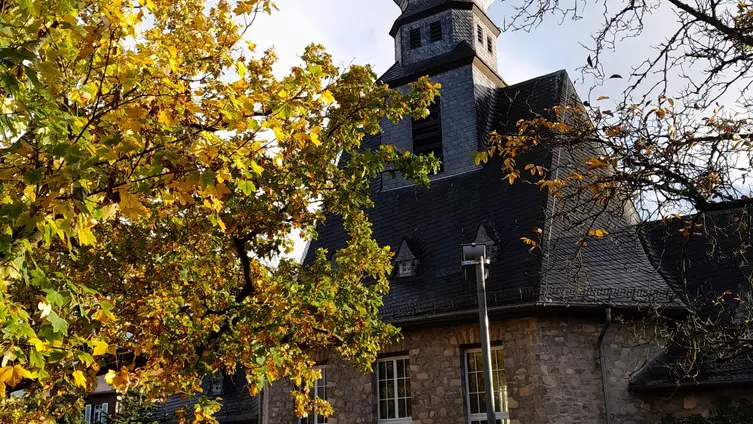 Kirche im Herbst 2