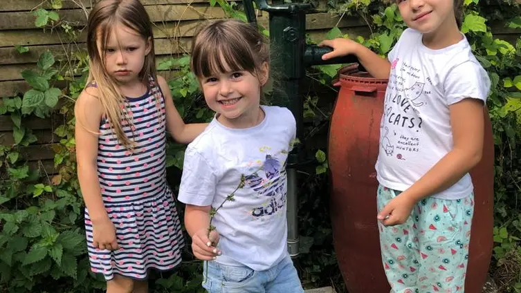 Das Foto zeigt die von Firma Werner gestiftete Pumpe im neuen KiTa - Garten!