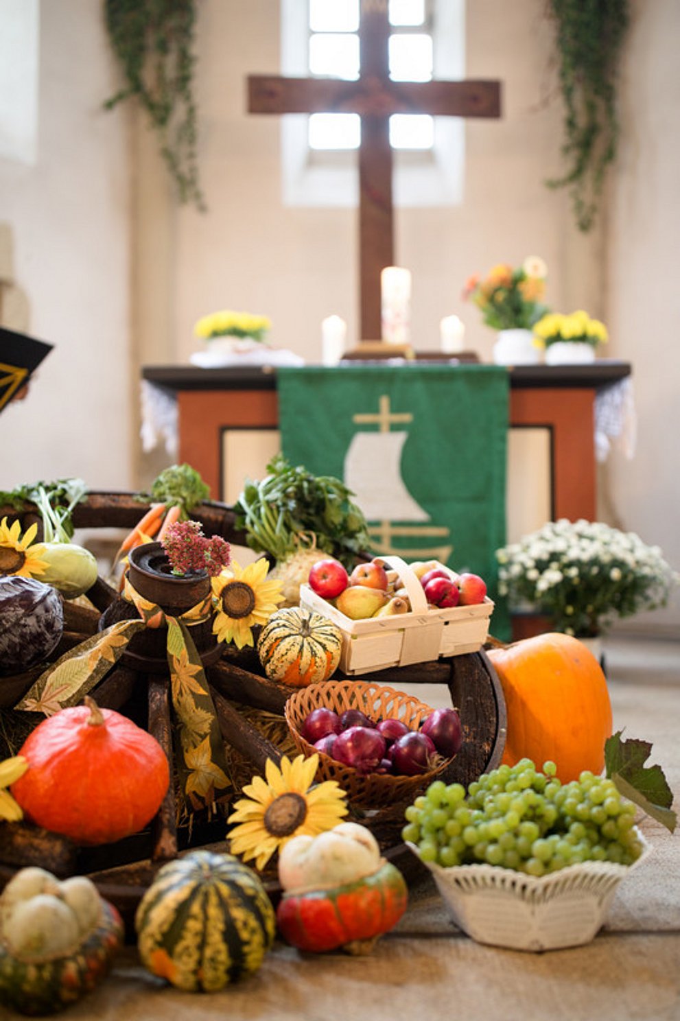 Enterdankfest: Im Vordergrund ist Gemüse zu sehen und im Hintergrund ein Altar