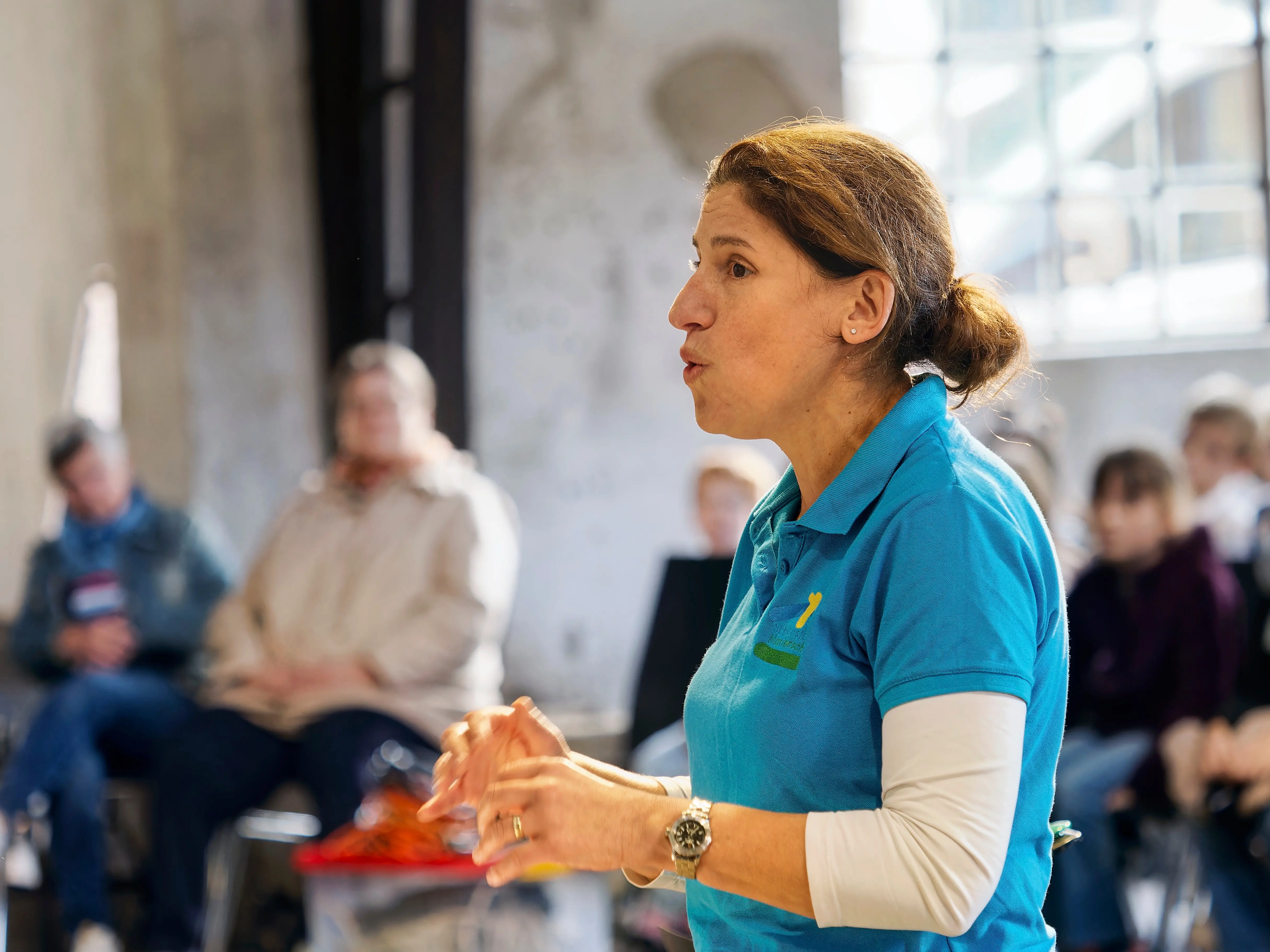 Das Foto zeigt die Dirigentin des Kirchenchores, Frau Inshad Maasri
