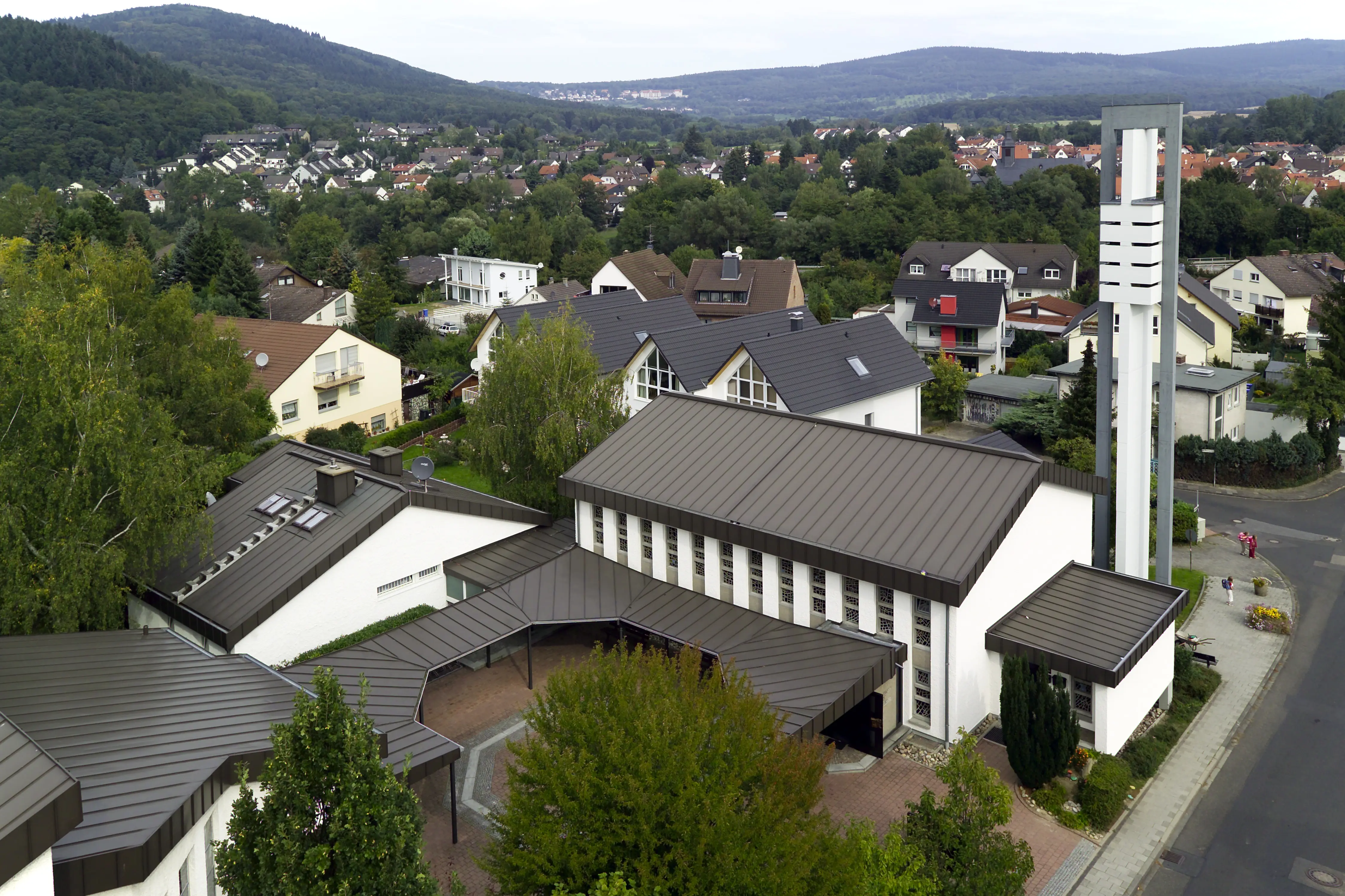 Luftaufnahme des Gemeindezentrums St. Johannes in Kelkheim-Fischbach